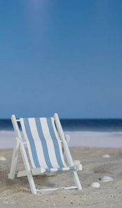 海滩上的蓝白条纹躺椅