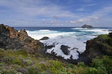 西班牙加那利岛特内里费海岸有熔岩岩和瓦拉奇科岛