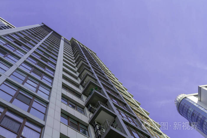 严格设计一栋多层住宅楼.一个时尚,现代,多层的房子与公寓.