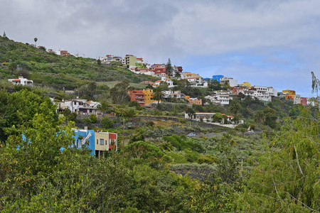 西班牙，加那利群岛，特内里费，不同的房子建在山坡上