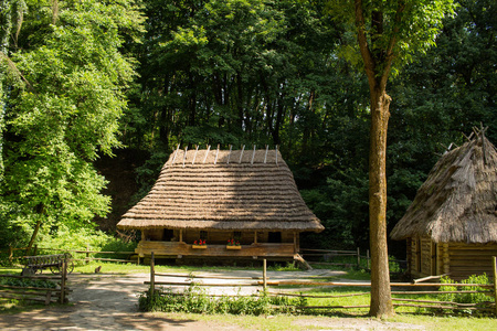 夏季森林的老木屋，乌克兰老式建筑