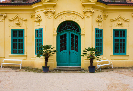 欧洲旧房子的正面，黄色和绿松石颜色