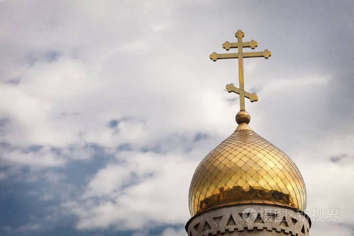 教堂穹顶上的东正教十字架对抗蓝天