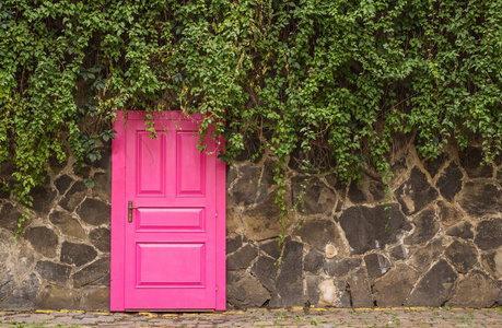 老式木质粉红色门，金属家具