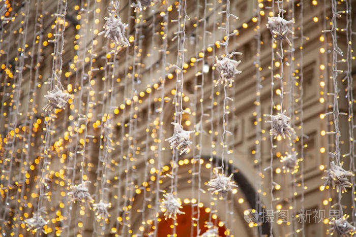 舒适的大城市街道，装饰着灯泡和新年装饰品