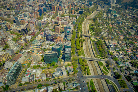 从智利的 cerro san cristobal 可以看到智利圣地亚哥的户外华丽的风景, 还有一条水渠