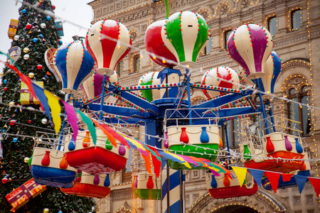 明亮的旋转木马,市中心的灯光在装饰的树木中萨拉托夫地区,俄罗斯