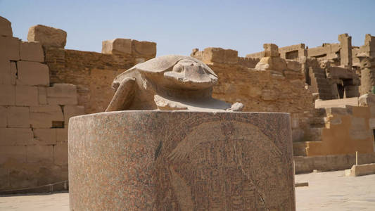 埃及卢克索的卡尔纳克神庙。卡尔纳克神庙建筑群，俗称卡尔纳克，来自阿拉伯语Khurnak，意思是强化村庄，由埃及腐朽的寺庙教堂