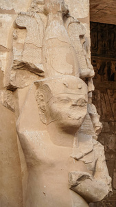 麦地那哈布寺。埃及，卢克索。麦地那哈布拉米斯三世庙是埃及卢克索西岸重要的新王国时期结构