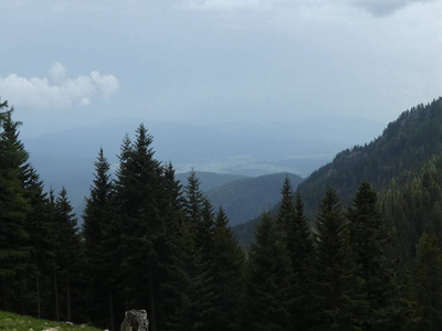 意大利南部蒂罗尔的山顶岩石全景山景带云天气恶劣
