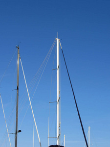 帆船在码头上的桅杆顶着蓝色的夏日天空