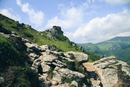 乌哈uhatiykamin Carpathians的清新绿色景观风景