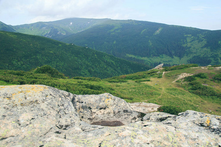 迷人的景观山上的烟雾，喀尔巴阡山，乌克兰