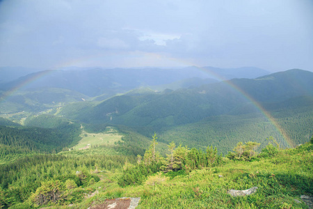 乌克兰喀尔巴阡山上彩虹风景