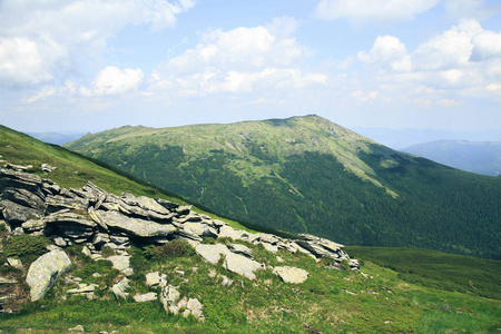 迷人的景观山上的烟雾，喀尔巴阡山，乌克兰