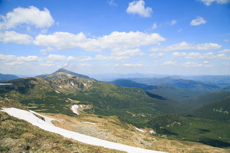 乌克兰雪鲤覆盖的高山悬停景观