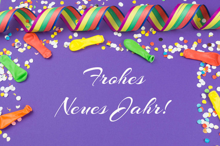 彩带和五彩粉色背景和德语新年快乐的词