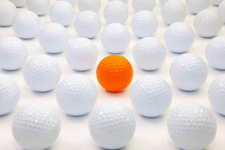 桌子上有白色和橙色高尔夫球的图案。