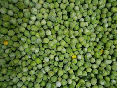 绿色食品背景. 抽象的食物背景. 超市里的绿冻豌豆.