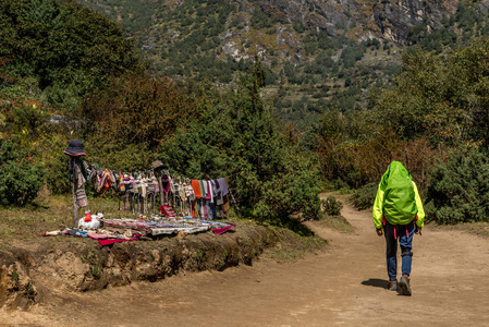 徒步旅行者在珠穆朗玛峰大本营地区Namche集市附近的Khumjung绿色村庄散步