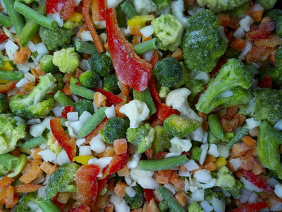 五颜六色的食物背景。 新鲜冷冻蔬菜俯视。 蔬菜背景纹理。 什锦冷冻蔬菜。