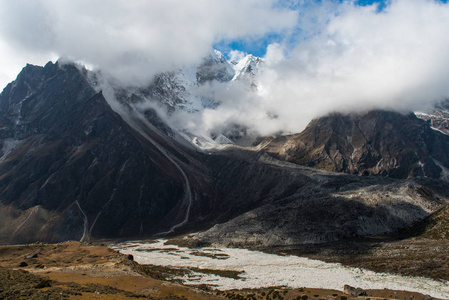 珠穆朗玛峰大本营徒步旅行路线上从丁波切到割叶的高山景观