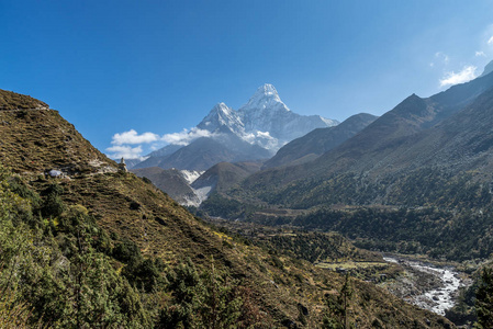 全景，美丽的阿玛达布拉姆山，美丽的天空，在去珠穆朗玛峰大本营的路上，卡姆布谷萨加尔马塔国家公园珠穆朗玛峰地区，尼泊尔