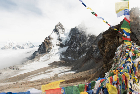 Renjo La pass徒步旅行尼泊尔最著名的高山之一徒步旅行是在珠穆朗玛峰地区与尼泊尔珠穆朗玛峰的美丽冒险旅行