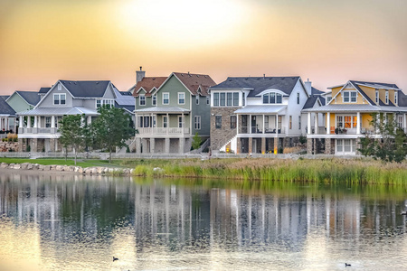 在犹他州有住宅的奥奎尔湖的风景