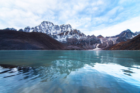 美丽的戈基湖与山脉背景旅行尼泊尔
