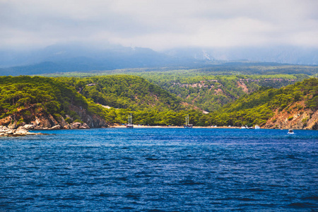 德姆雷凯科娃土耳其群岛2018年7月30日深蓝色海洋绿岛德姆雷岛凯科娃岛。 从海上眺望夏日阳光普照