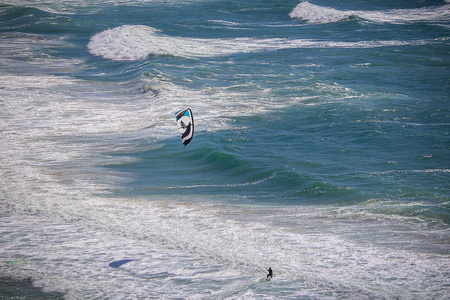 葡萄牙一名男子做风筝冲浪的照片