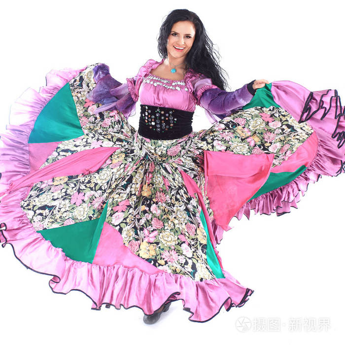 一个美丽的吉普赛舞者的肖像表演白色背景下的舞蹈