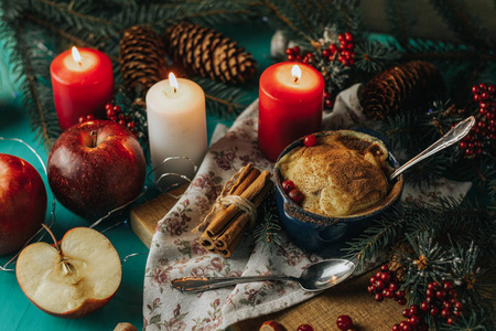 圣诞节和新年组合，甜苹果，甜点，云杉，树枝，红色浆果，节日蜡烛，蓝色，绿松石，木制桌子，表面，复制香料，节日背景，餐桌，设置