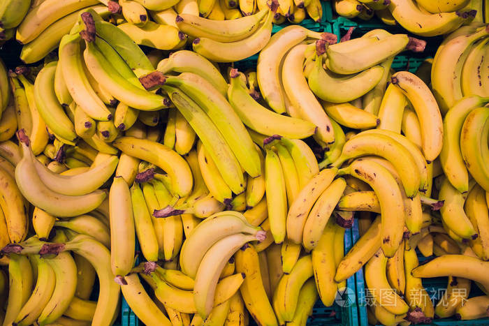 香蕉成堆的香蕉在市场上出售软对焦