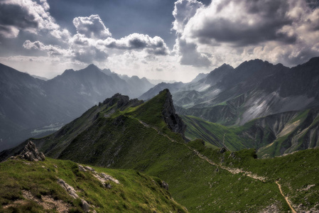 在蒂罗尔州奥地利阿尔卑斯山的登山步道上的云