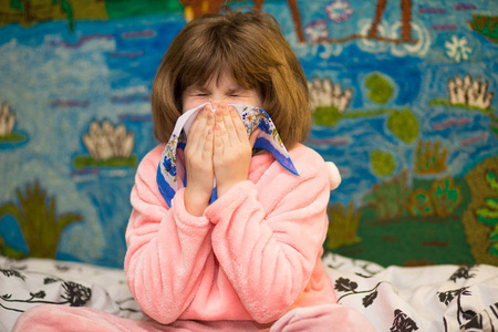 擦鼻涕流鼻涕的小女孩擦鼻涕的健康观念照片