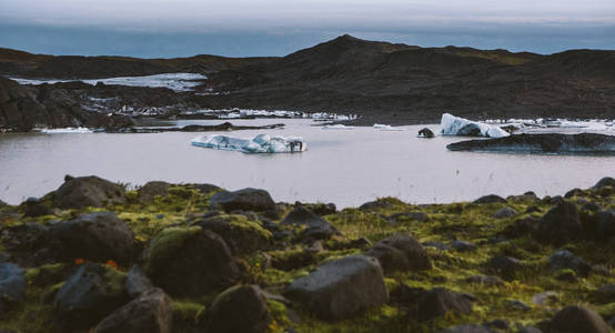 来自冰岛冰川的大块破碎的冰。