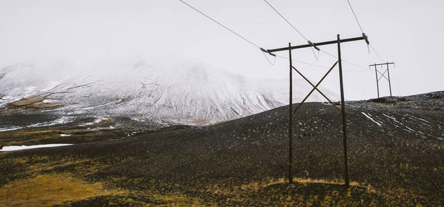 雪山中央的电线杆，为偏远的村庄供电。