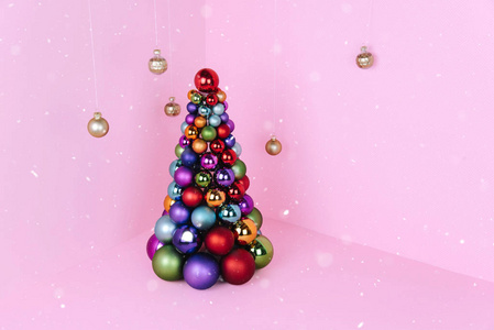 圣诞树由球装饰在粉红色背景