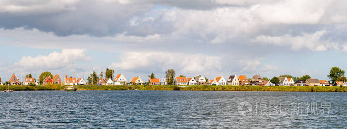 戴克村的天际线Durgerdam，有一排旧房子和船，阿姆斯特丹北部荷兰荷兰