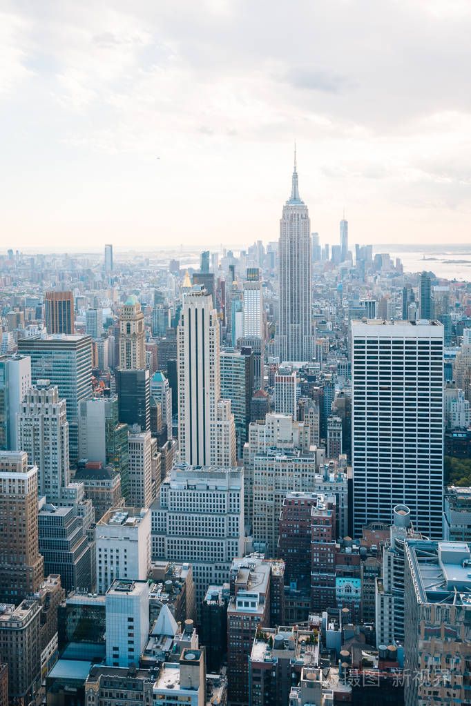 纽约市帝国大厦和曼哈顿中城天际线景观