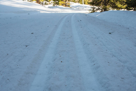 在阴影中俯视越野滑雪跑道图片