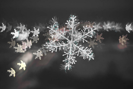 黑白背景雪花上的雪花，背景模糊。