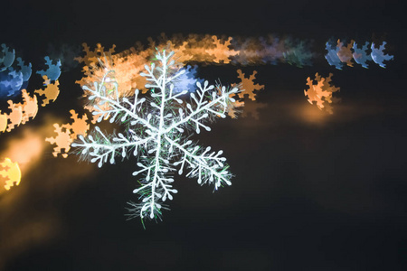 彩色Bokeh背景雪花上的雪花，背景模糊。