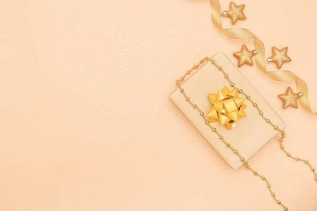 礼品盒或礼品盒，金色蝴蝶结，金色背景，生日圣诞节或婚礼仪式