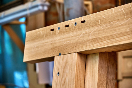 木工和木工生产。 双人床的木制元素。 家具制造。 近点