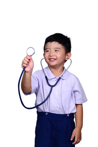 亚洲泰国幼儿园学生，穿校服，玩医学听诊器，用剪裁路径隔离在白色背景上。 健康和教育理念。