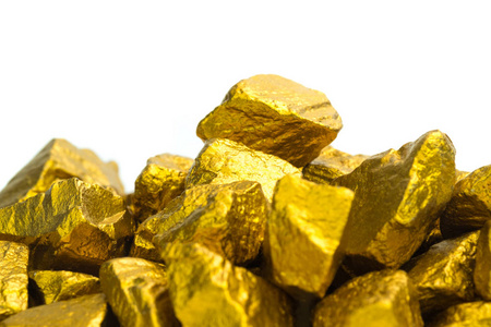 一堆金块或金矿石上的白色背景宝石或一块金石金融和商业理念。