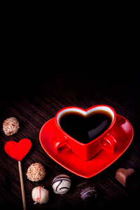 情人节贺卡。 手工制作的心，糖果，心和咖啡在木桌上。 文本空间。